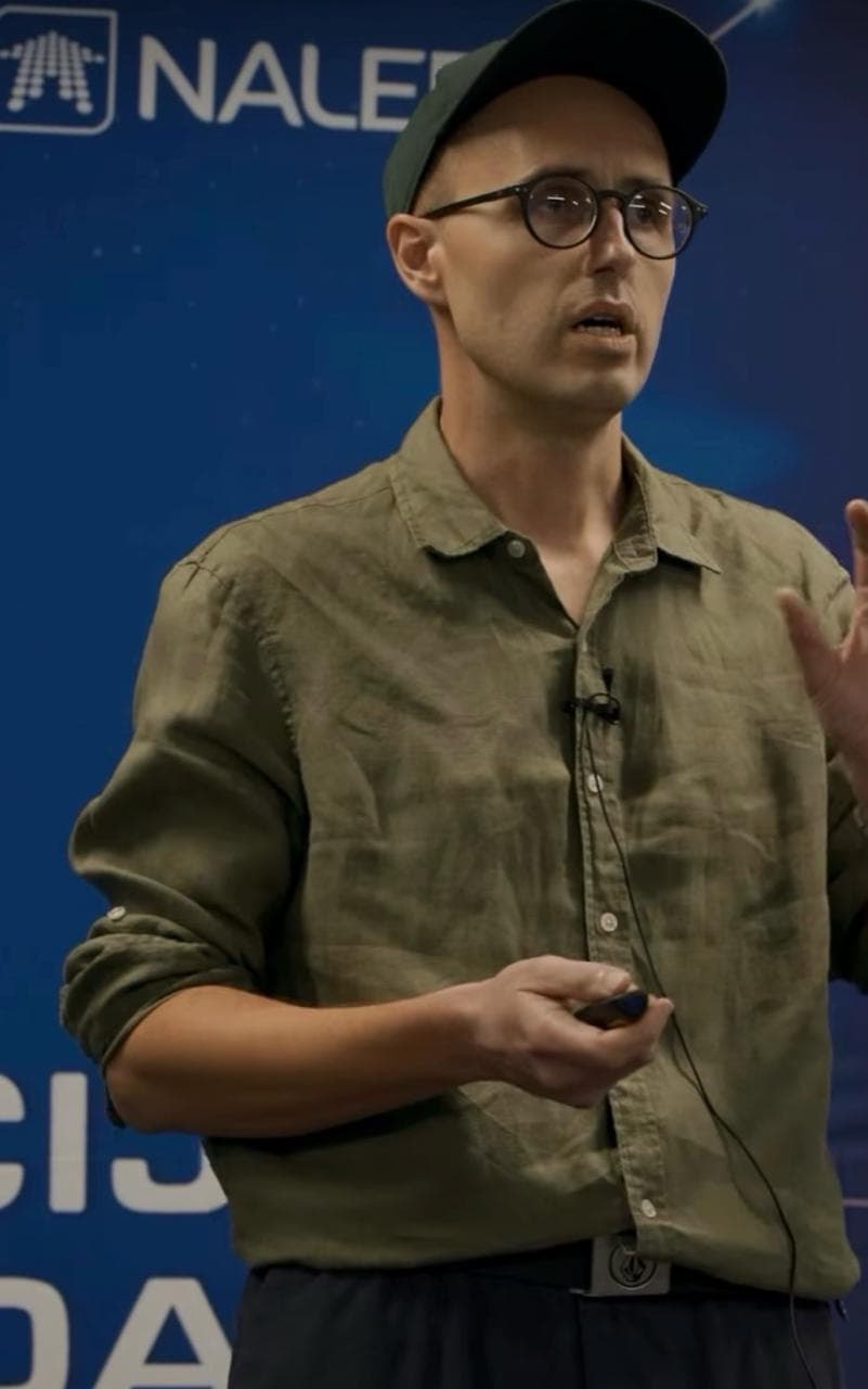 Dušan, founder of JCAST, presenting on stage